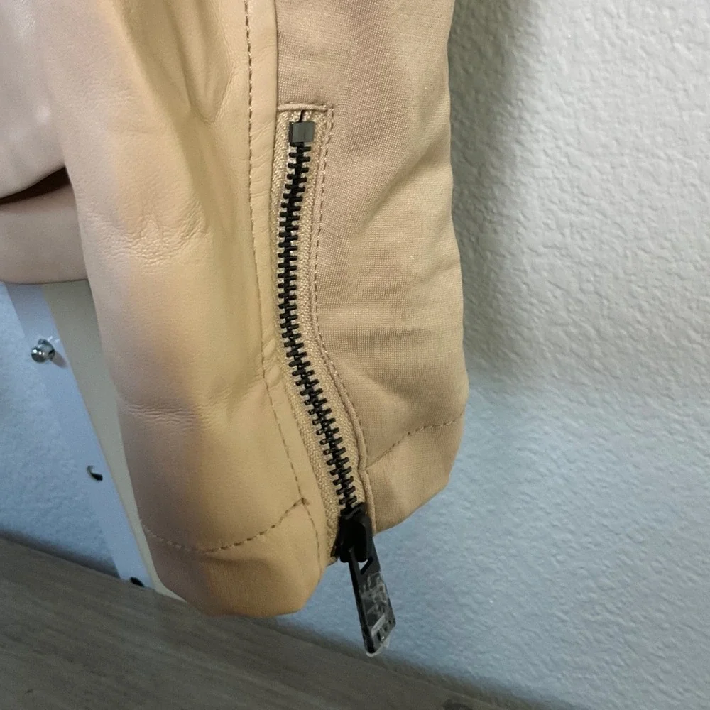 G.I.L.I. Faux Leather Moto Jacket Beige Tan Zip Front Pockets‎ Women's Size 6